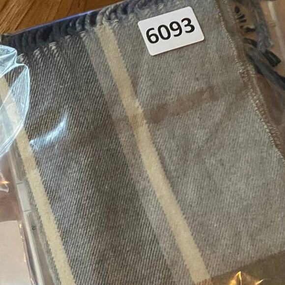 Croft & Barrow Gray Plaid Flannel Scarf Fringe Unisex 12.5" x 70" - Picture 6 of 6